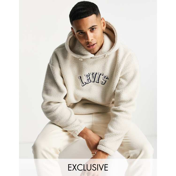 Levi s x ASOS Exklusiver Kapuzenpullover aus Polarfleece in CremeweiB mit kurzem ReiBverschluss und Logo im College Stil