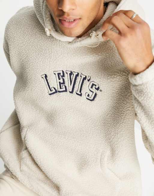Levi's x ASOS – Exklusiver Kapuzenpullover aus Polarfleece in Cremeweiß mit kurzem Reißverschluss und Logo im College-Stil, 3 von 4