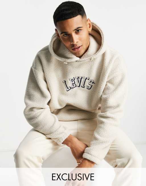 Levi's x ASOS – Gräddvit huvtröja i polarfleece med collegelogga – Endast hos ASOS