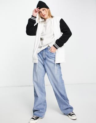 Levi's x Deepika Padukone – Kremowa kurtka bomberka o wydłużonym fasonie z logo na plecach