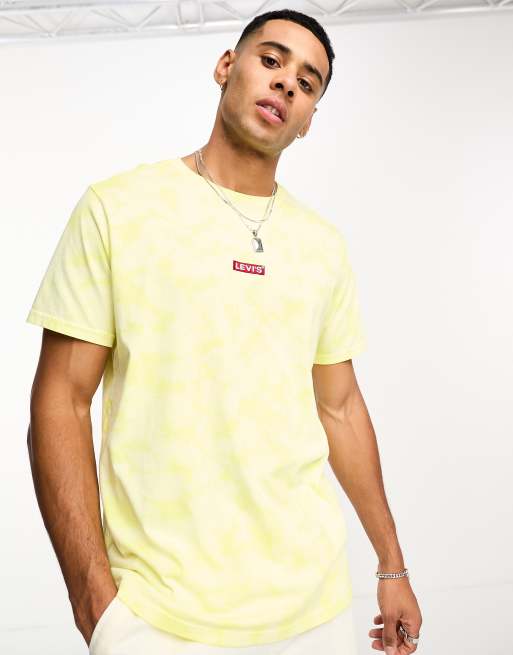 Levi's – Żółty T-shirt z małą naszywką z logo na środku