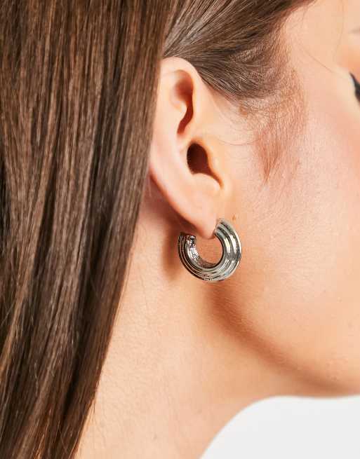 Liars & Lovers - Orecchini a cerchio scanalato color argento