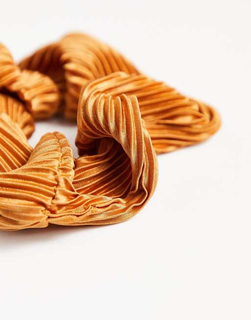 Liars & Lovers textured scrunchie in brown, 4 of 4