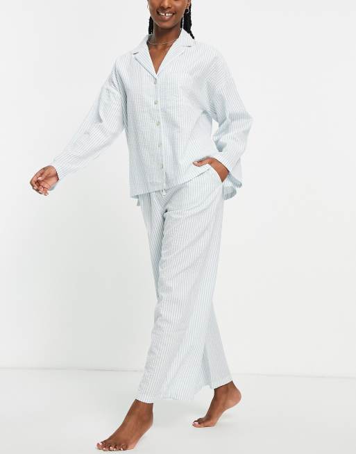 Lindex - Gestreepte pyjamaset van katoenen seersucker met top met reverskraag en broek met wijde pijpen in blauw - LBLUE