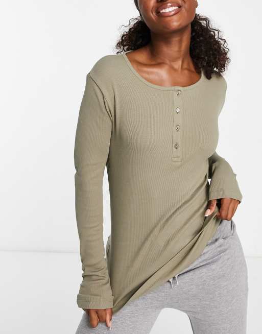 Lindex – Langärmliges, geripptes Oberteil aus Baumwollmix in Khaki mit Knopfleiste
