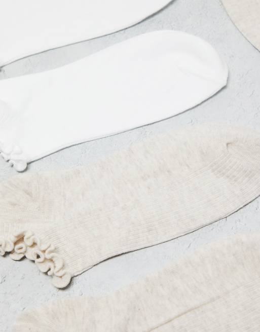 Lindex - Pakke med 4 par ribstrikkede ankelsokker med flæsekanter i hvid og beige, 3 af 4