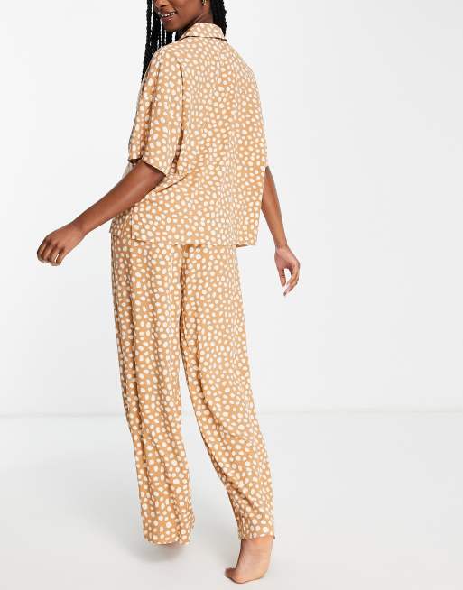 Lindex – Pyjama in gepunktetem Beige mit Oberteil mit Reverskragen und Hose mit weitem Bein, 2 von 4