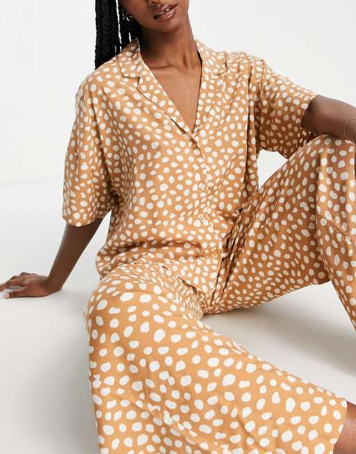 Lindex – Pyjama in gepunktetem Beige mit Oberteil mit Reverskragen und Hose mit weitem Bein, 3 von 4