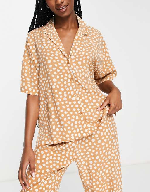 Lindex – Pyjama in gepunktetem Beige mit Oberteil mit Reverskragen und Hose mit weitem Bein, 4 von 4