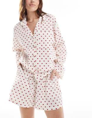 Lindex – Pyjama-Shorts aus Seersucker mit rotem Herzmuster