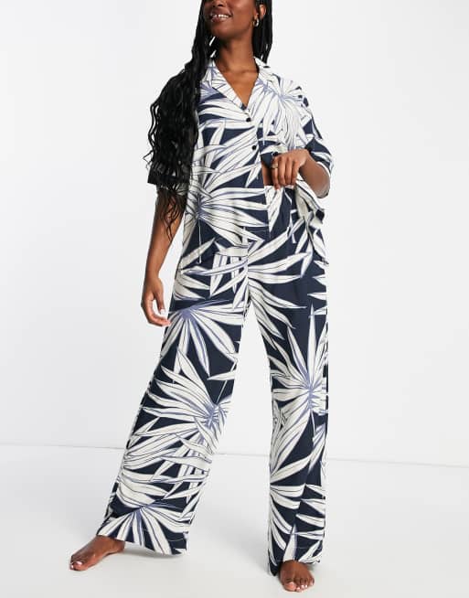 Lindex - Pyjamaset van boxy overhemd met reverskraag en broek met wijde pijpen in marineblauwe palmprint 