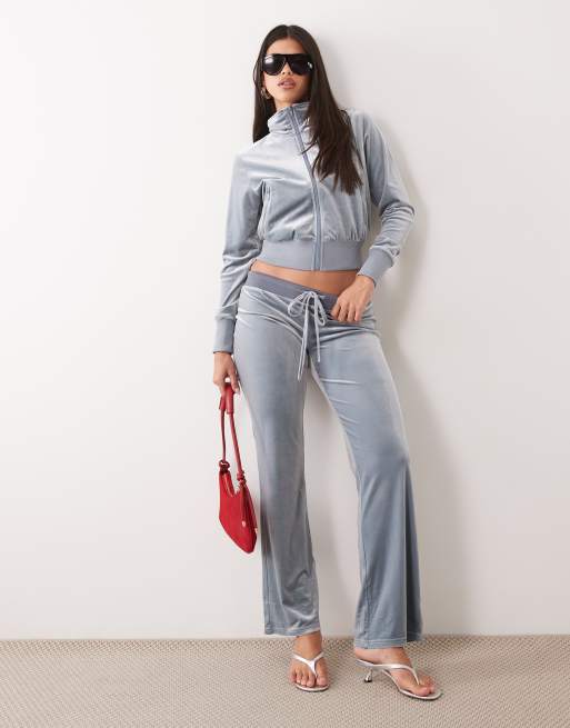 Lioness - Alba - Coordinato sportivo in velour grigio chiaro composto da pantaloni a zampa e a vita bassa e giacca accollata con zip, 2 di 3
