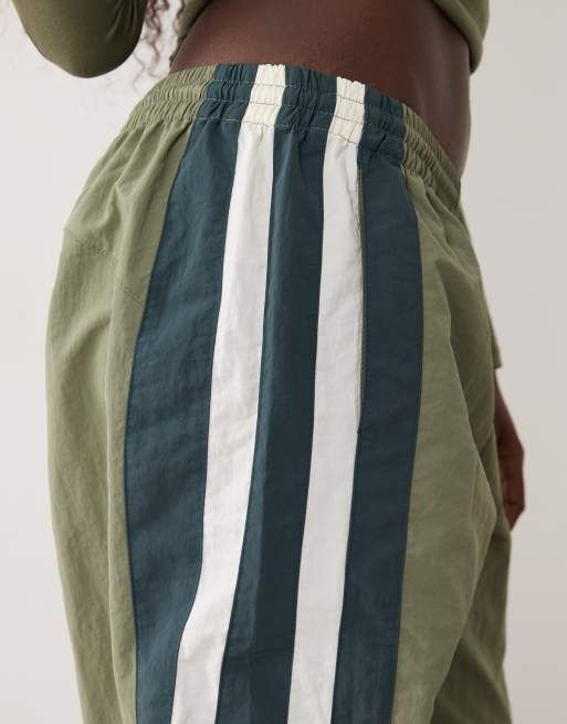 Lioness Aniston Nylon-Windbreaker-Hose mit seitlichem Streifendetail in Khaki, 3 von 5