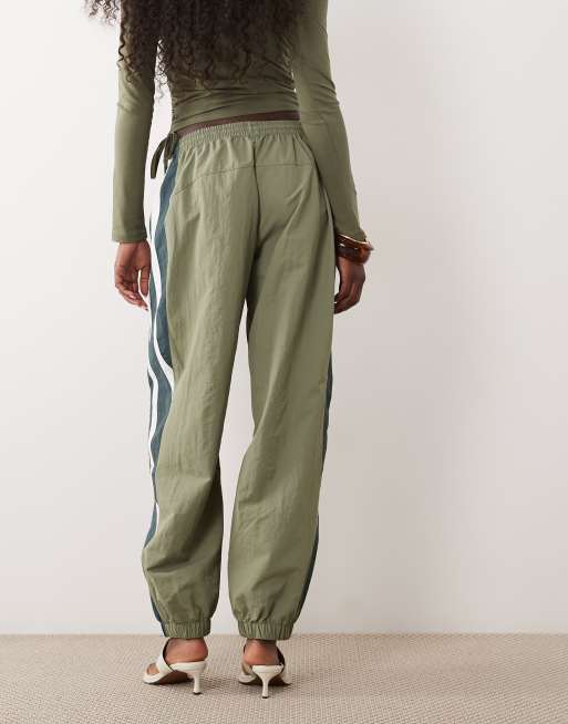 Lioness Aniston Nylon-Windbreaker-Hose mit seitlichem Streifendetail in Khaki, 4 von 5
