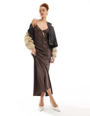 Lioness - Asymmetrisches Maxikleid aus braunem Satin mit Bindedetails-Brown