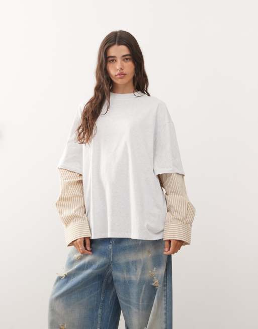 Lioness – Biały T-shirt oversize 2 w 1 z beżową koszulą z długimi rękawami w paski pod spodem