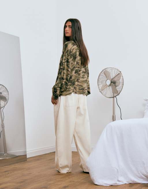 Lioness Bloom blend langærmet T-shirt med rund hals og boxy pasform i camouflageprint, 4 af 4