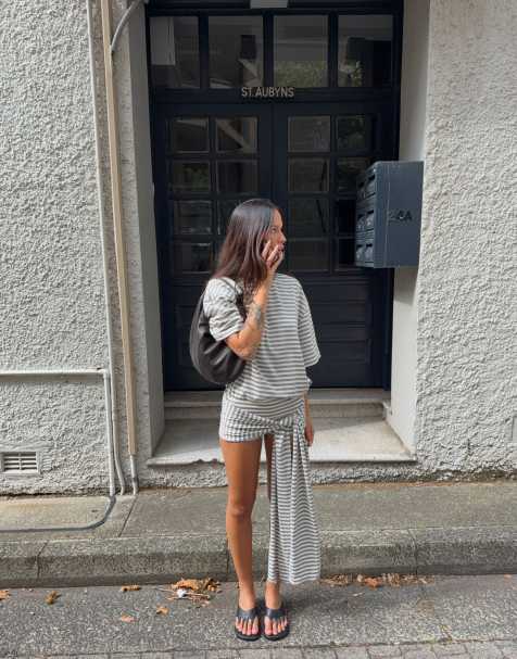Lioness - Bloom - Co-ord set van gestreept recht T-shirt met korte mouwen en ronde hals en skort van katoenmix in asgrijs - view 1