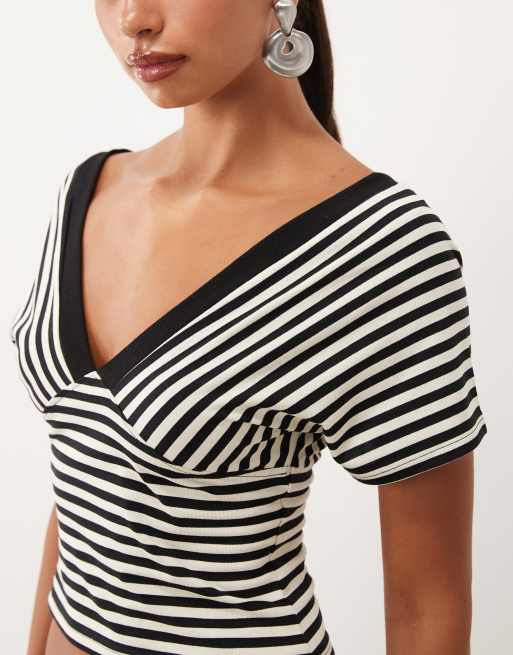 Lioness Bloom Icon v-neck short sleeve t-shirt in onyx stripe, 3 of 4