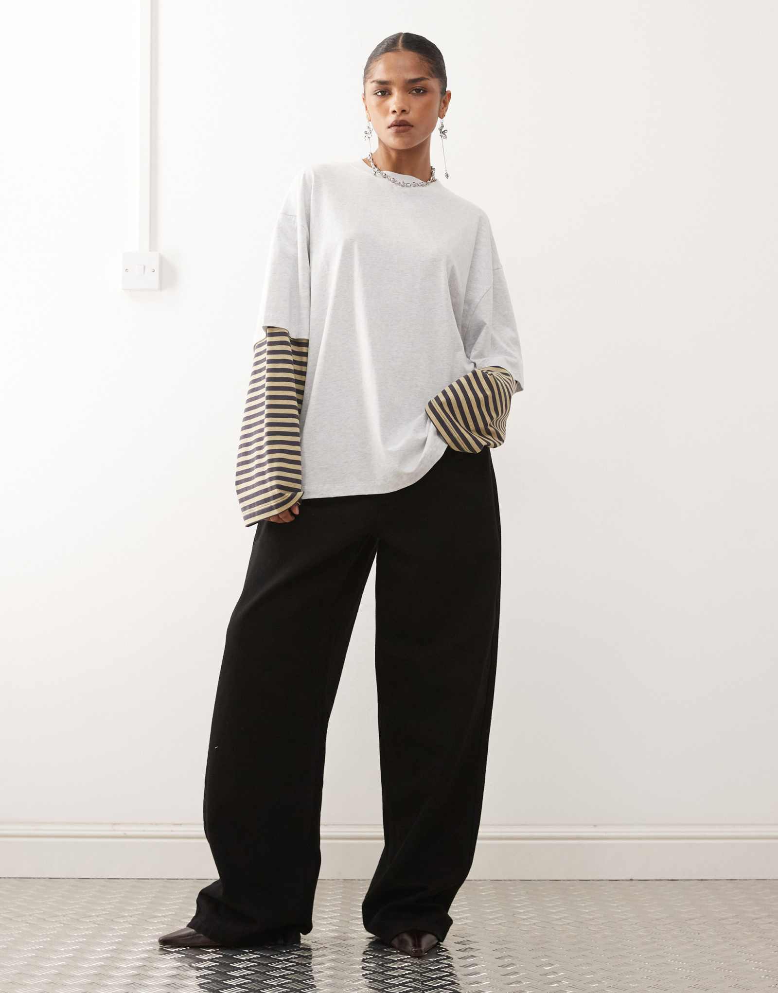 Футболка оверсайз Lioness Bloom и полосатая рубашка с длинным рукавом в серую и бежевую полоску