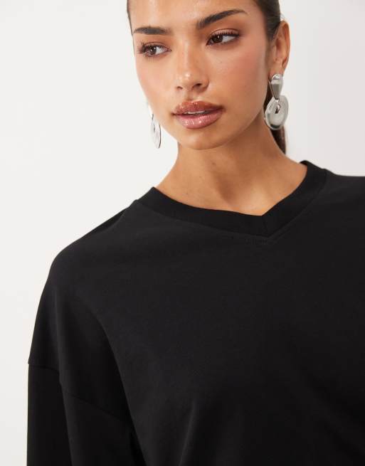 Lioness Bloom v-neck oversized long sleeve t-shirt in black, 3 of 4