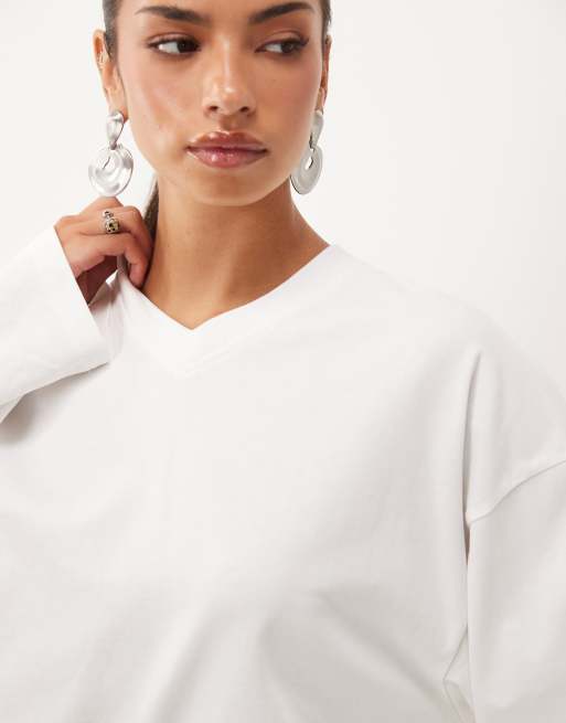 Lioness Bloom v-neck oversized long sleeve t-shirt in white, 3 of 4
