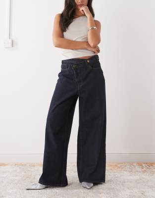 Lioness - Blue Crush - Jeans in Indigo mit niedrigem Bund, asymmetrischem Taillenbunddetail und weitem Bein-Blau