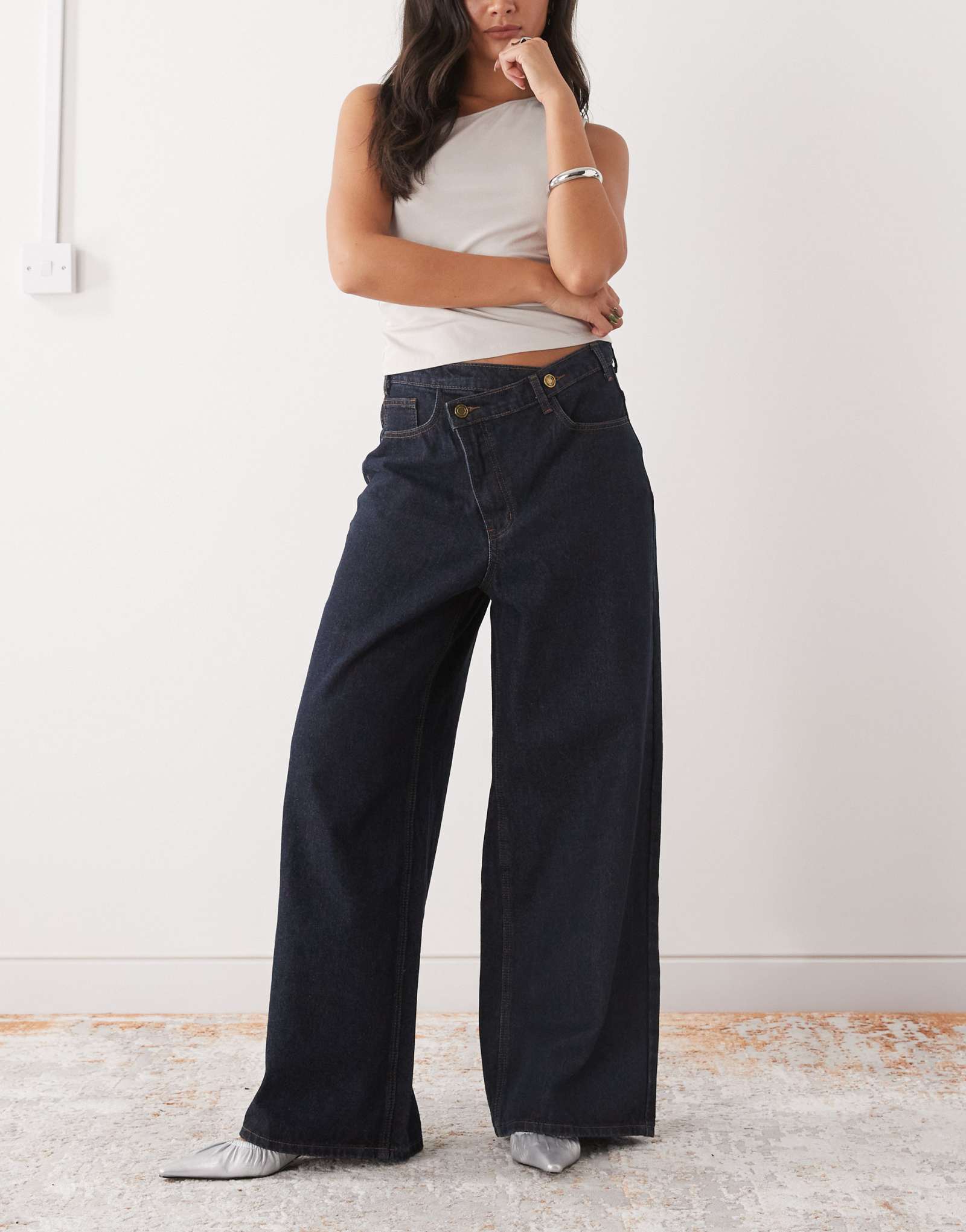 Широкие джинсы Lioness Blue Crush с низкой посадкой и асимметричным поясом цвета индиго