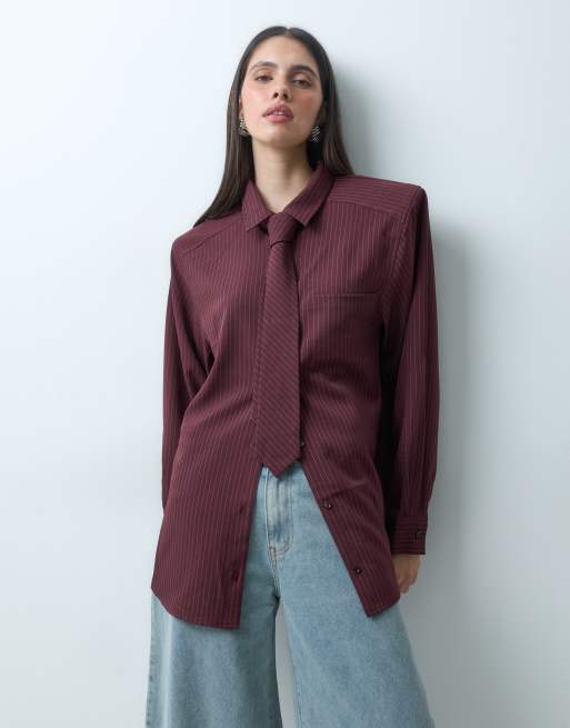 Lioness camisa exclusiva de mezcla de algodón oversize con hombreras y lazo a rayas burdeos, 2 de 5