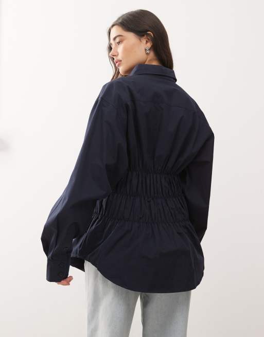 Lioness – Chloe – Oversize-Hemd aus Baumwolle in Mitternachts-Marineblau mit weiten Ärmeln, Bündchen und gerafften Details, 2 von 4