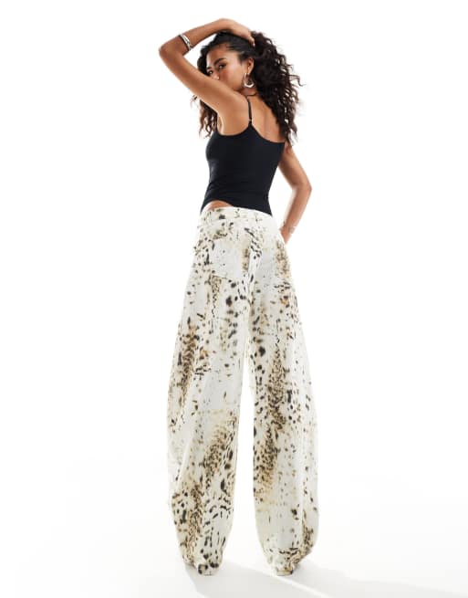 Lioness - Ecrufarvede jeans med barrel-ben og leopardprint, 4 af 5