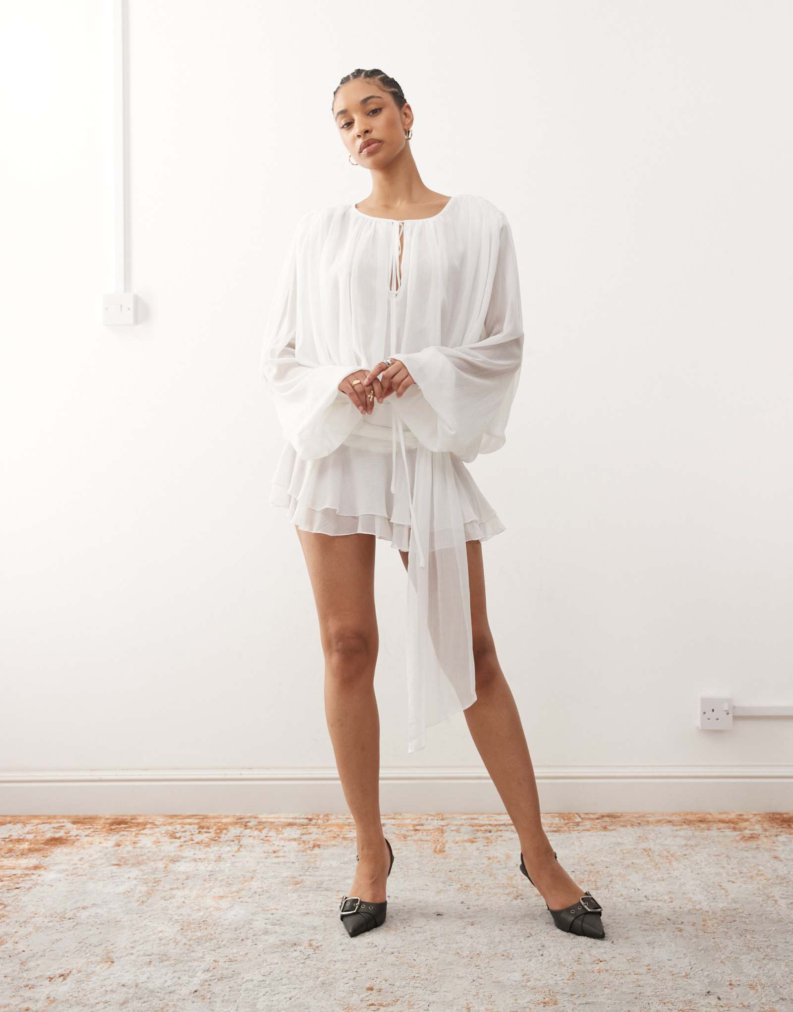 Мини-платье с элементами львицы, драпированное шифоном и подолом в виде носового платка белого цвета