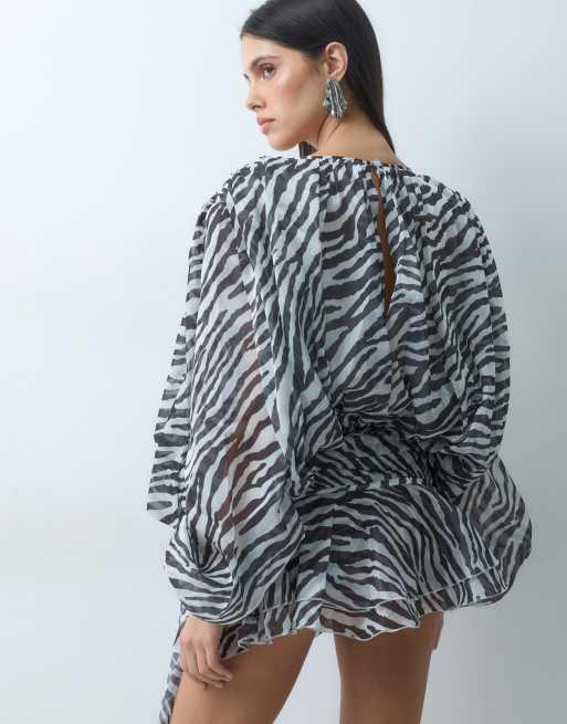 Lioness Elements chiffon-kjole med høj glans, draperingsdetalje, ballonærmer og bindebånd i taljen med zebraprint, 5 af 5