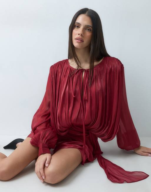 Lioness Elements eksklusiv chiffon-minikjole med høj glans, draperet detalje, ballonærmer og bindebælte i kirsebærrød, 2 af 5