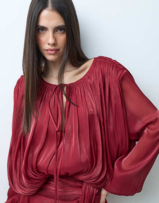 Lioness Elements eksklusiv chiffon-minikjole med høj glans, draperet detalje, ballonærmer og bindebælte i kirsebærrød, 4 af 5