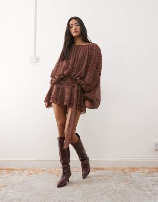 Lioness - Elements - Minikleid aus Chiffon in Schokobraun und Creme mit Polka Dots, drapierten Ballonärmeln und Taillens...