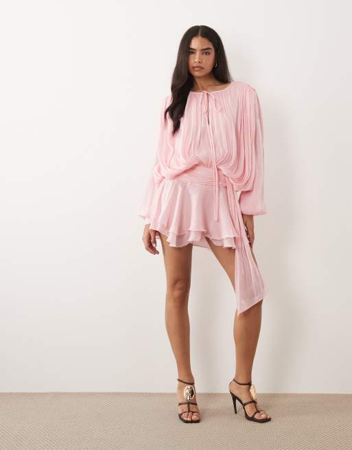 Lioness – Elements – Minikleid aus hochglänzendem Chiffon in Babyrosa mit Drapierung, Ballonärmeln und Bindegürtel, 2 von 4