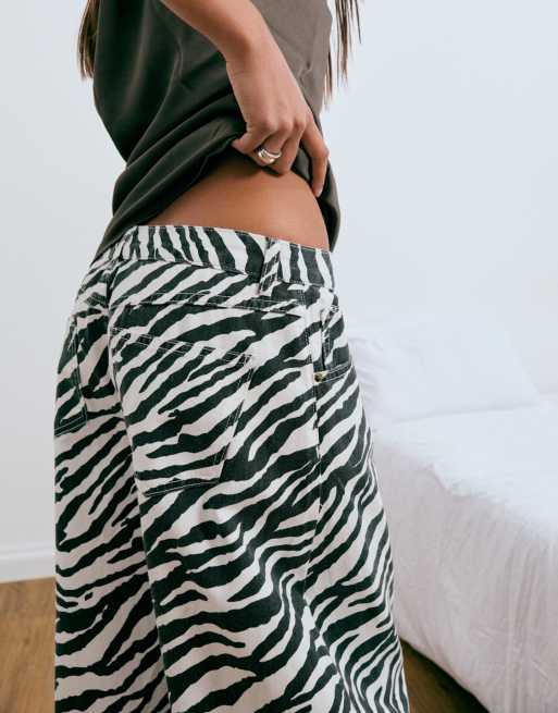 Lioness exclusive Horseshoe barrel leg jeans in mono zebra print, 3 of 5