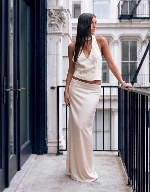 Lioness - Front Row - Conjunto color crema de falda larga y top con cuello halter y detalle de fular de satén, 2 de 3