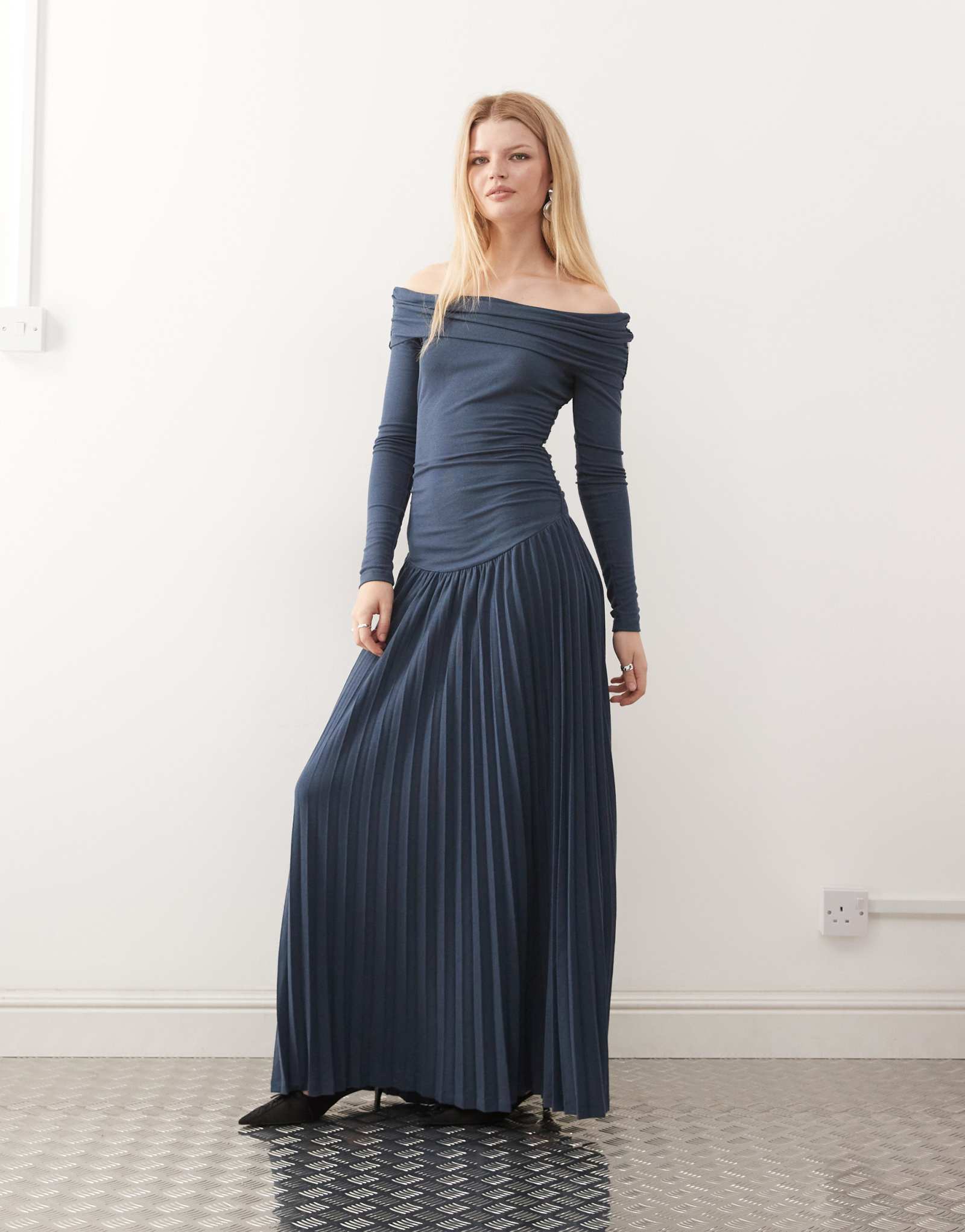 Темно-синее плиссированное макси-платье Lioness Field of Dreams с длинным рукавом и отложным воротником-бардо с рюшами и заниженной талией