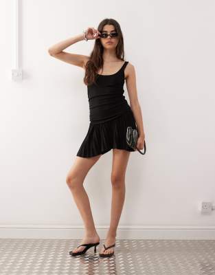 Lioness - Field of Dreams - Minikleid in Schwarz mit U-Ausschnitt, gerafftem Oberteil und plissiertem Saum