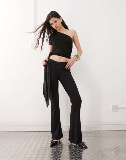 Lioness - Flare-broek van gelaagde gladde stof met lage taille en gedrapeerde, gestrikte zijkant in zwart, deel van co-ord set - view 1