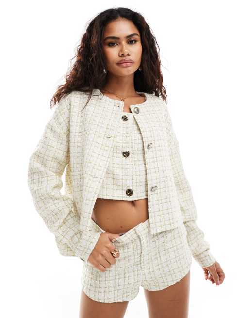Lioness Coordinato con giacca senza colletto top e pantaloncini molto corti crema boucle ASOS