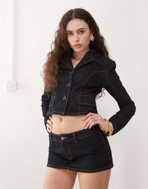 Lioness - Giacca corta in denim lavaggio scuro con cuciture a contrasto e bottoni sul davanti in coordinato