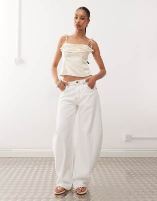 Lioness - Horseshoe-Barrel-Jeans in Weiß mit Kontrastnaht