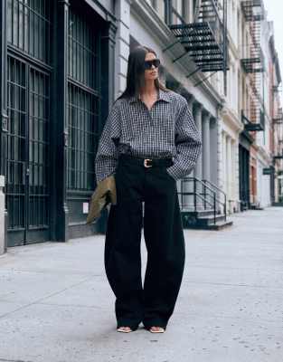 Lioness Horseshoe Barrel Leg Jeans In Black
