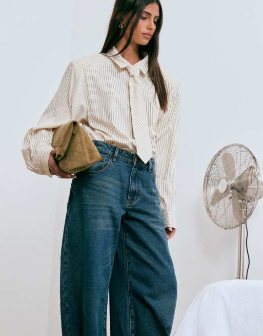 Lioness Horseshoe barrel leg jeans In washed indigo denim, 2 of 5