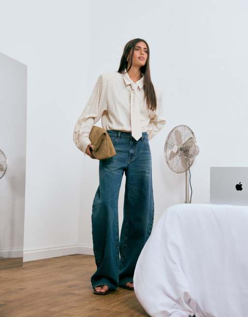 Lioness Horseshoe barrel leg jeans In washed indigo denim, 5 of 5