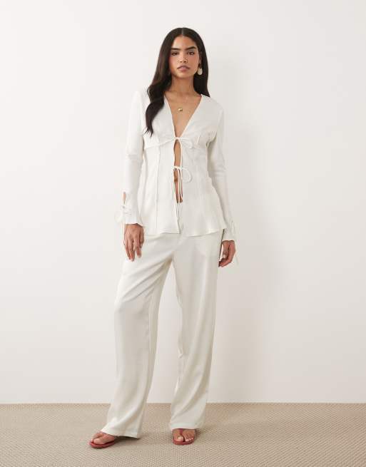 Lioness - Veil - Coordinato in raso color porcellana con top a maniche lunghe e pantaloni comodi allacciati sul davanti, 3 di 3