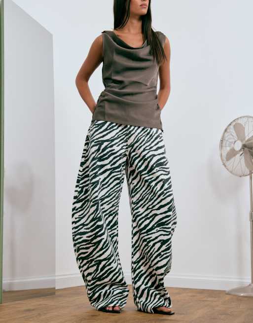 Lioness jeans barrel leg esclusivi con stampa zebra monocromatica, 4 di 5